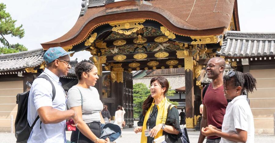 Kyoto: Nijo-jo Castle and Ninomaru Palace Guided Tour - Meeting your guide at the East Main Gate