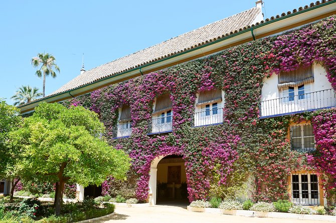 "Las Dueñas" Palace ticket + Audioguide - Walking through the gardens and courtyard
