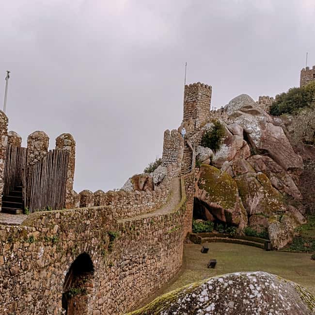 Lisbon: Pena Palace, Qta Regaleira, Moorish Castle & Cascais - Lunch and free time in Sintra town