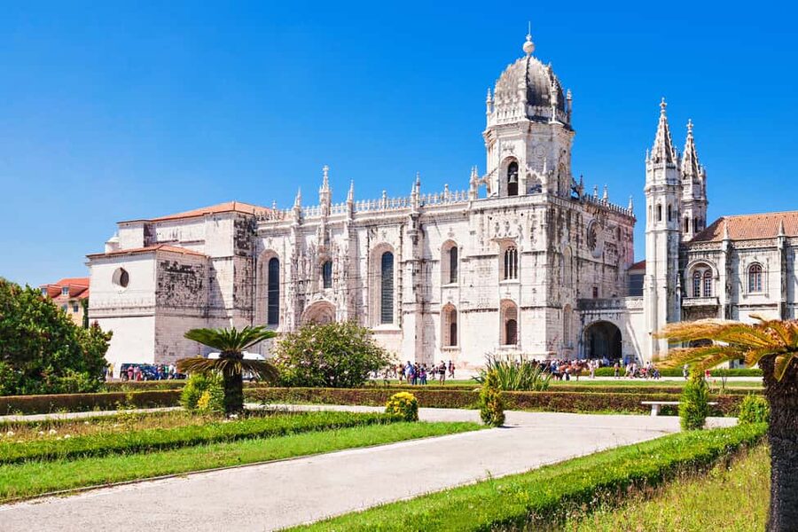 Lisbon: Small-Group Sintra, Pena Palace, Cascais, & Belém - Guides, languages, and the small-group experience