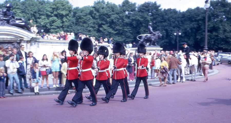 London: Buckingham Palace and Changing of the Guards Tour - Meeting at Green Park and getting oriented