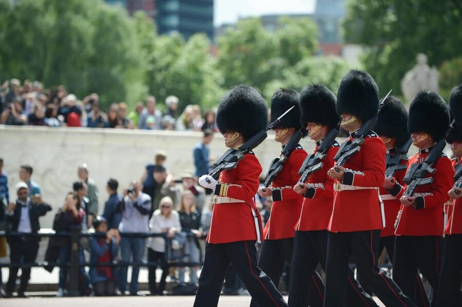 London: Buckingham Palace and Changing of the Guards Tour - Watching the Changing of the Guard