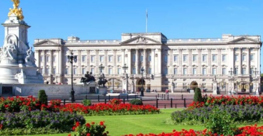 London: Buckingham Palace and Royal London Walking Tour - Starting outside The King’s Gallery