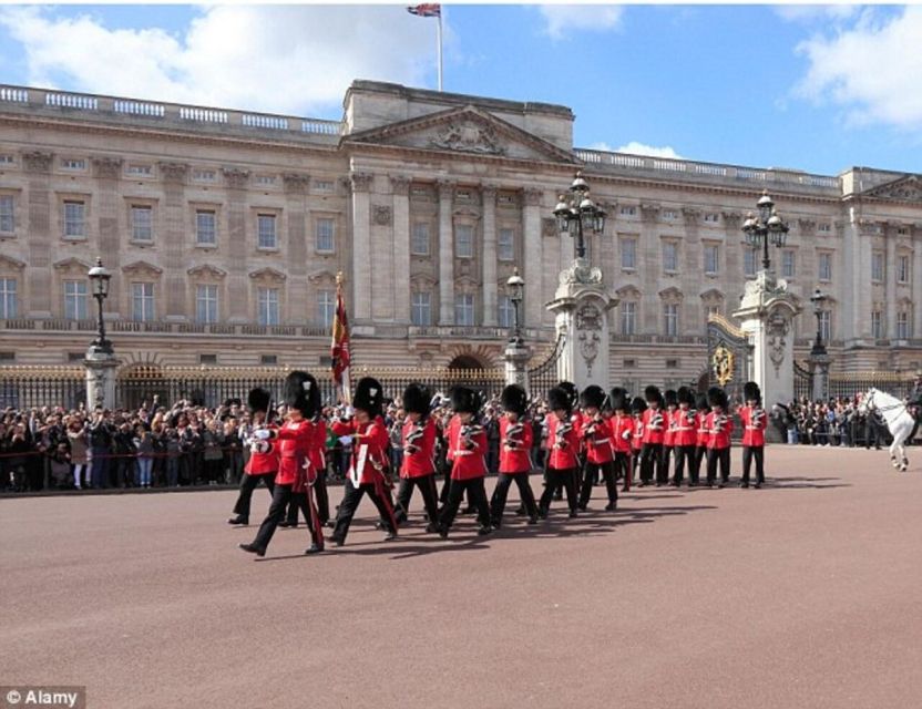 London: Buckingham Palace & Big Ben & Abbey Private Tour - Buckingham Palace and the question of the Guard