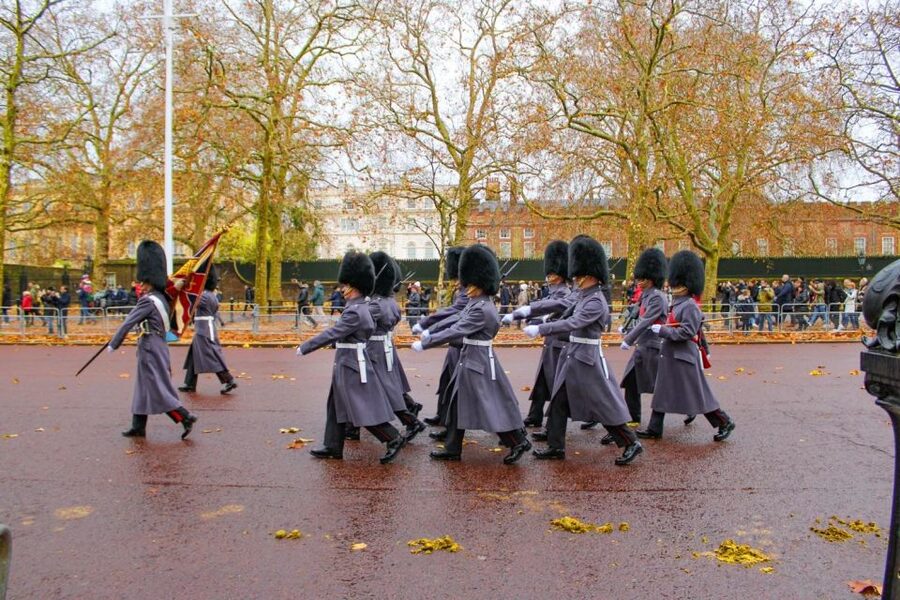 London: Buckingham Palace & Changing of the Guard Experience - The daily Horse Guards ceremony