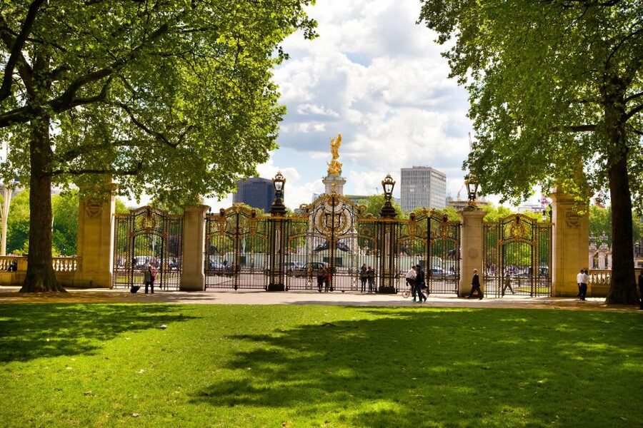 London: Buckingham Palace & Changing of the Guard Experience - Walking from Green Park to Buckingham Palace