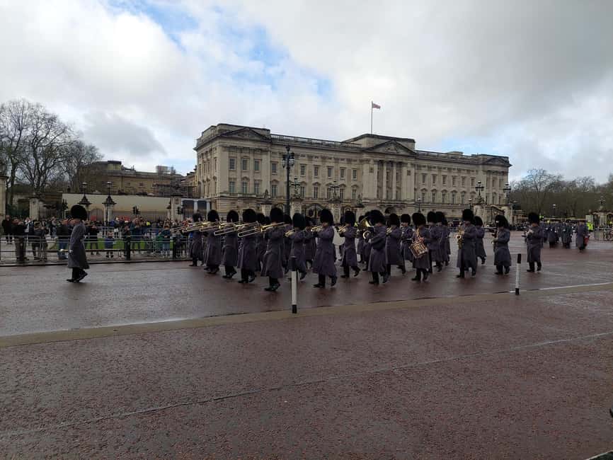 London Buckingham Palace: Changing of the Guard Walking Tour - Pace, shoes, and the practical bits