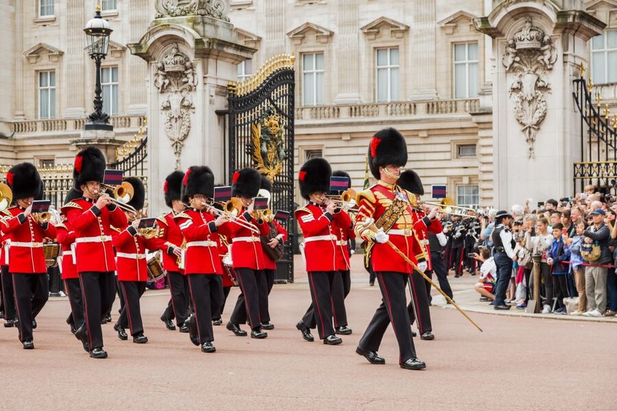 London: Buckingham Palace Entry & Changing of the Guard Tour - Reading the Changing of the Guard
