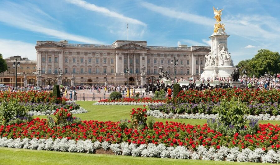 London: Buckingham Palace Entry Ticket & Royal Walking Tour - St. James’s Park and the palace connected to Henry VIII