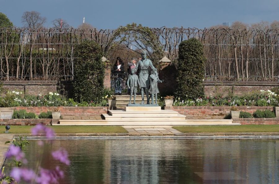 London: Buckingham Palace Walk & Tea at Kensington Palace - Starting between Green Park and the Ritz