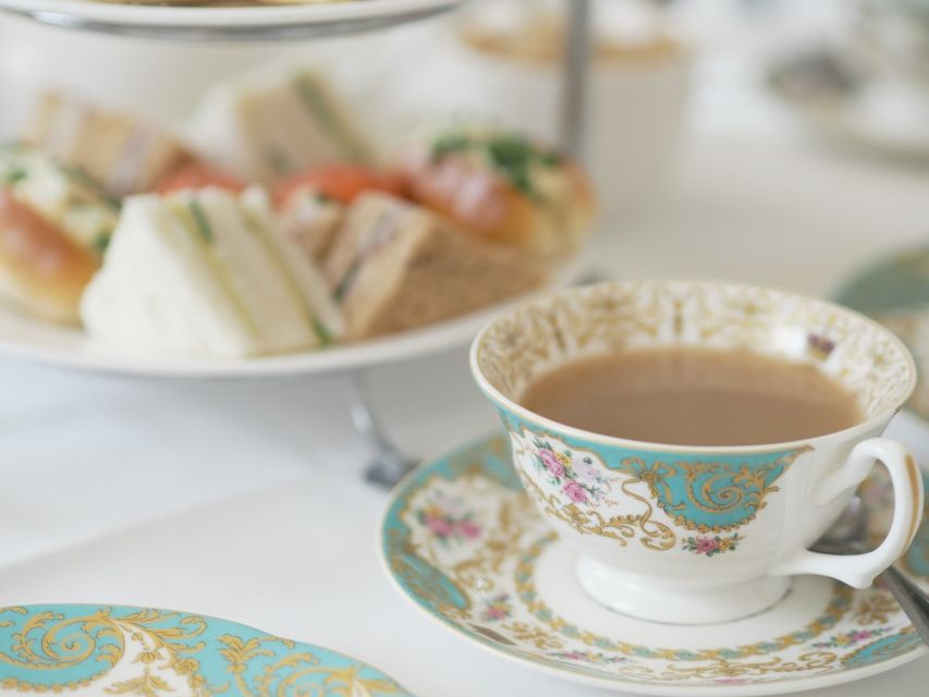 London: Buckingham Palace Walk & Tea at Kensington Palace - The short red bus ride to Kensington