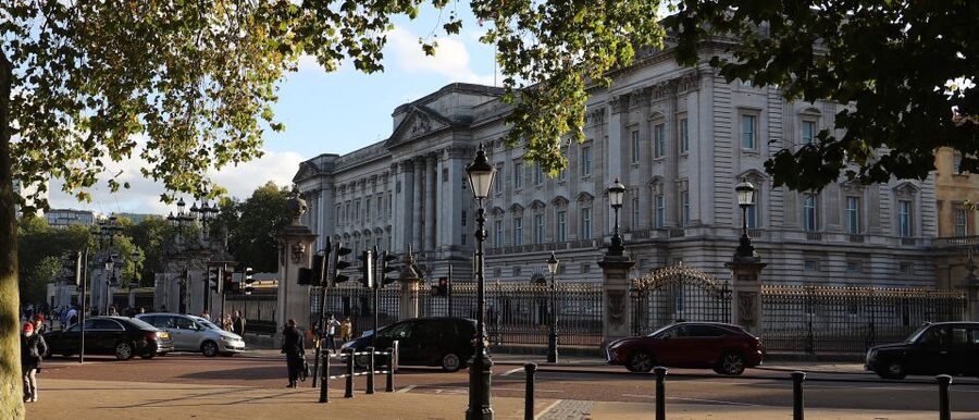 London: Buckingham Palace Walk & Tea at Kensington Palace - What the guide adds to the experience