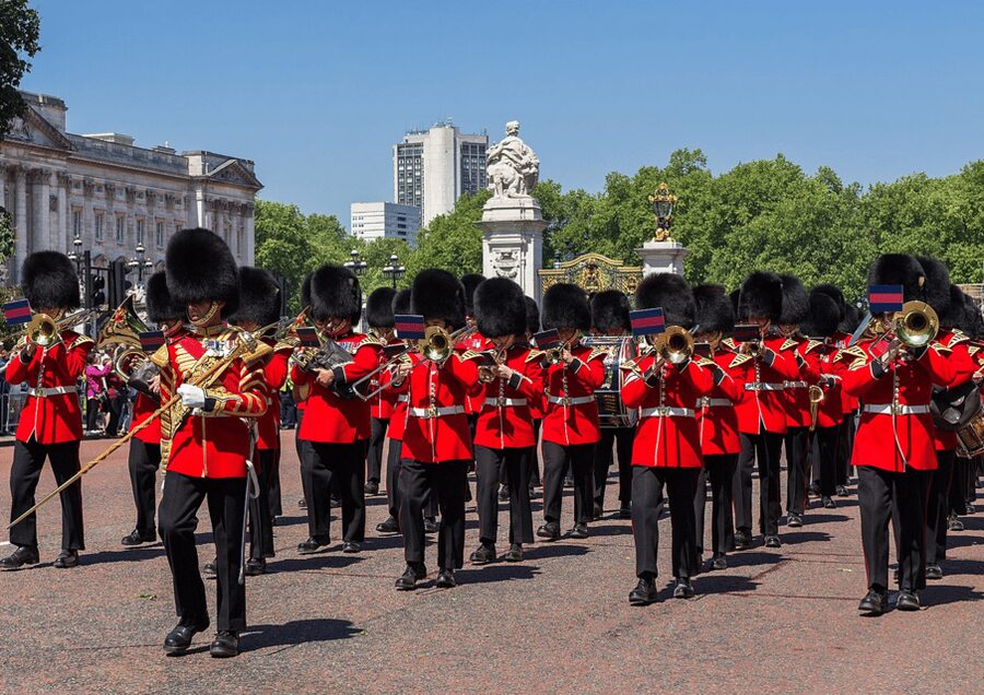 London: Changing of the Guard and Royal Palaces Walking Tour - Starting beside Green Park and the Diana fountain