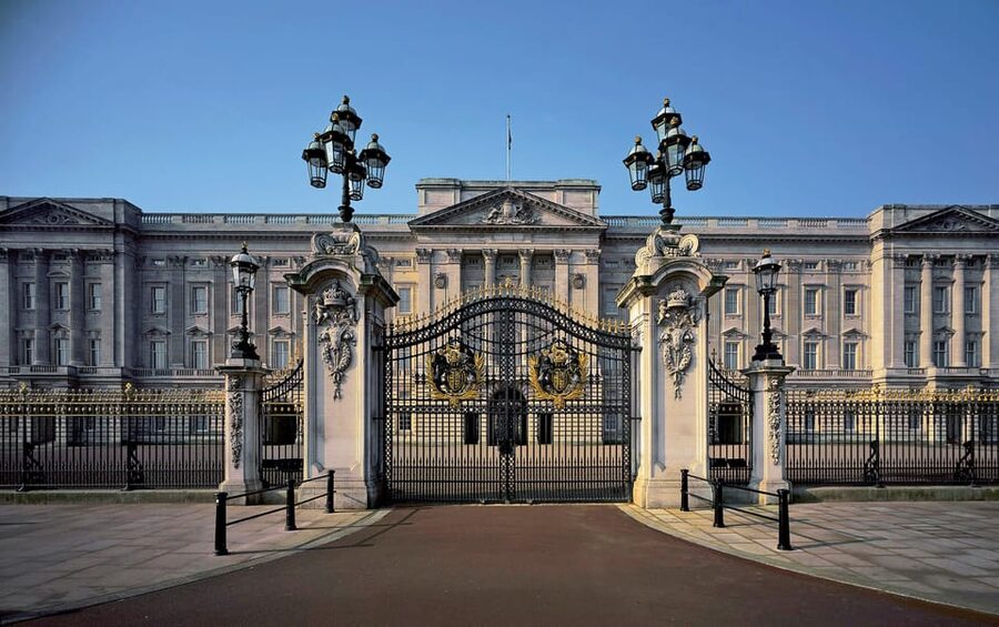 London: Changing of the Guard and Royal Palaces Walking Tour - Buckingham Palace and the famous balcony