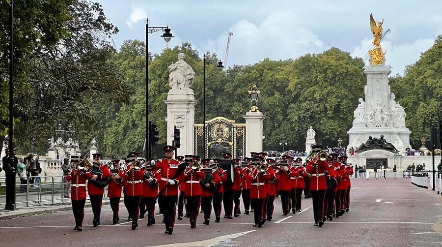 London: Changing of the Guard and Royal Palaces Walking Tour - Horse Guards Parade and the final ceremony