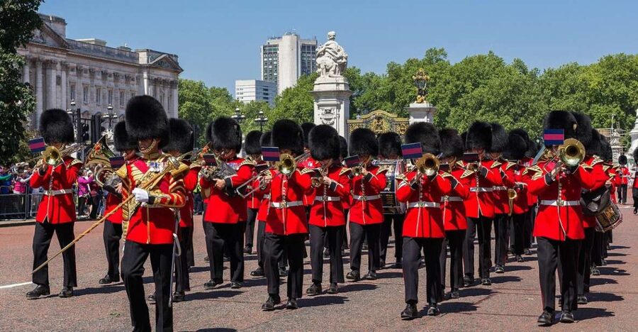 London: Changing of the Guard Tour at Buckingham Palace - Starting at Victoria Palace Theatre