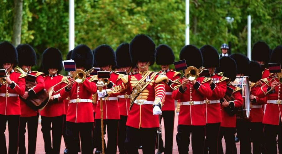 London: Changing of the Guard Tour at Buckingham Palace - Is $18 good value?