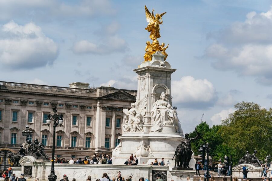 London: Changing of the Guard Tour by Buckingham Palace - What to expect from the guides and headsets
