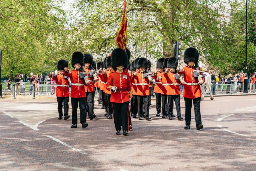London: Changing of the Guard Tour by Buckingham Palace - Arriving at Buckingham Palace