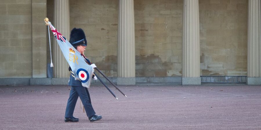 London Changing of the Guard Tour - Front Row 12 guests 2,5h - St. James’s Palace and Clarence House