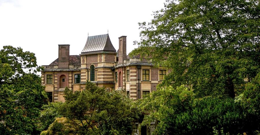 London: Entry Ticket to Eltham Palace and Gardens - The dining room shows Art Deco at its most theatrical