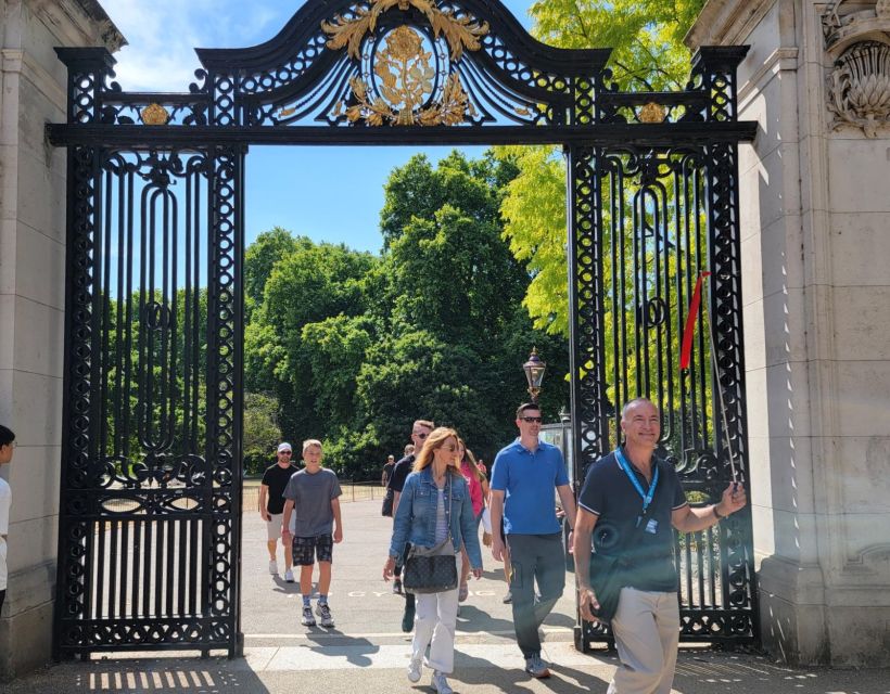 London: Royal Walking Tour and Buckingham Palace Audio Tour - The Mall, Clarence House, and royal ceremony