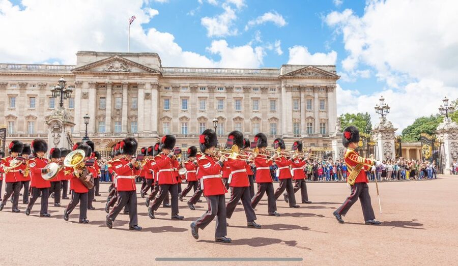 London: The Changing of the Guard Tour and Buckingham Palace - Horse Guards Parade and the military finish