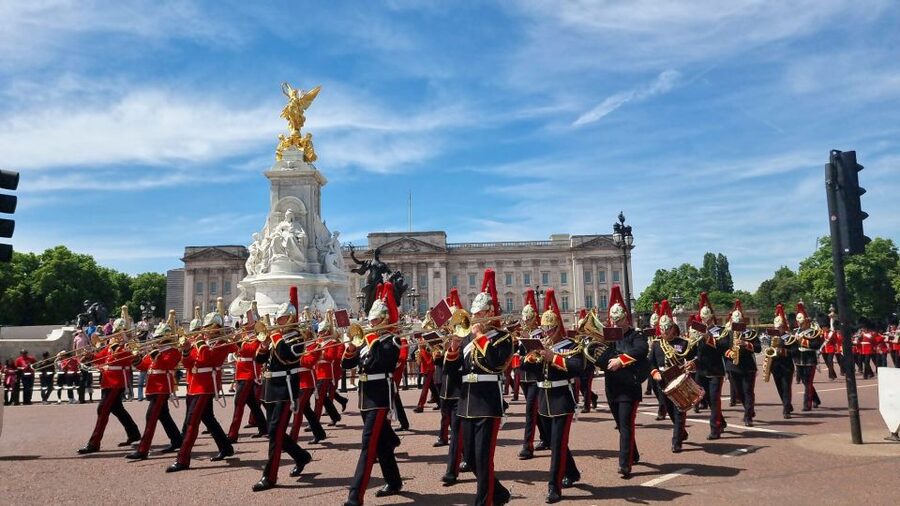 London: The Changing of the Guard Tour and Buckingham Palace - Changing of the Guard: the tour’s main event