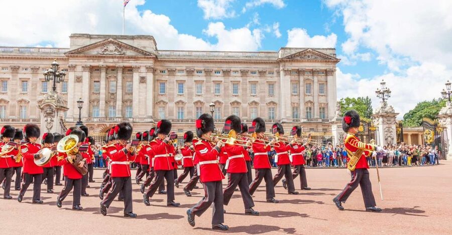 London: The Changing of the Guard Tour and Buckingham Palace - Meeting at the Ritz Corner fountain