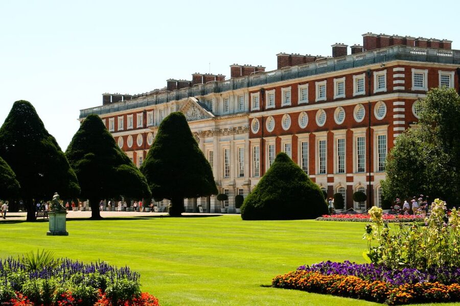 London: Windsor Castle & Henry VIII's Hampton Court Palace - One day, two very different royal worlds