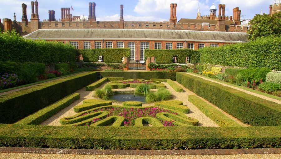 London: Windsor Castle & Henry VIII's Hampton Court Palace - The guide makes the difference on a long day