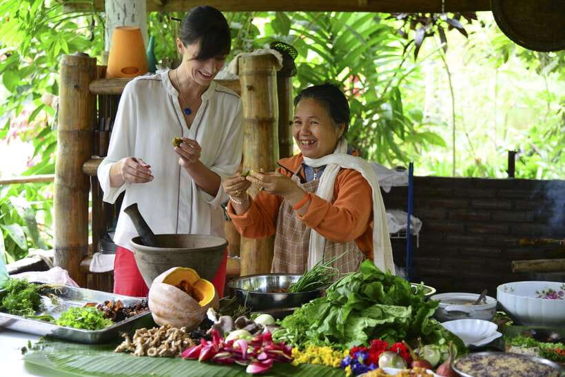 Luang Prabang: Cooking Class at the Former Royal Palace - A market introduction to Lao food
