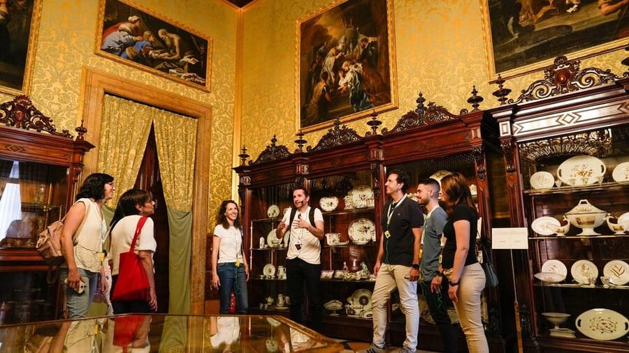 Madrid: 4-Hour Bus Tour with Royal Palace Admission - The Royal Armoury and the best final view