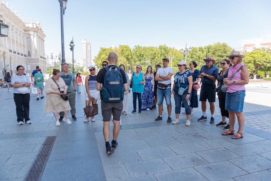 Madrid: Afternoon Royal Palace and Almudena Cathedral Tour - Meeting Your Guide at Plaza de Oriente
