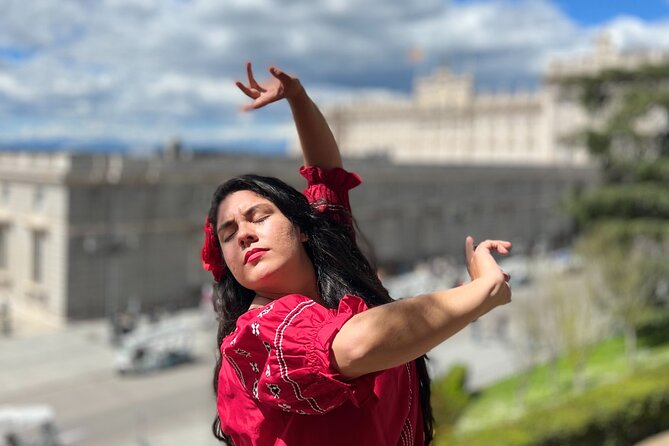 Madrid Essential: Historic Center, Plaza Mayor & Royal Palace - A brief flamenco introduction at Arco de Cuchilleros