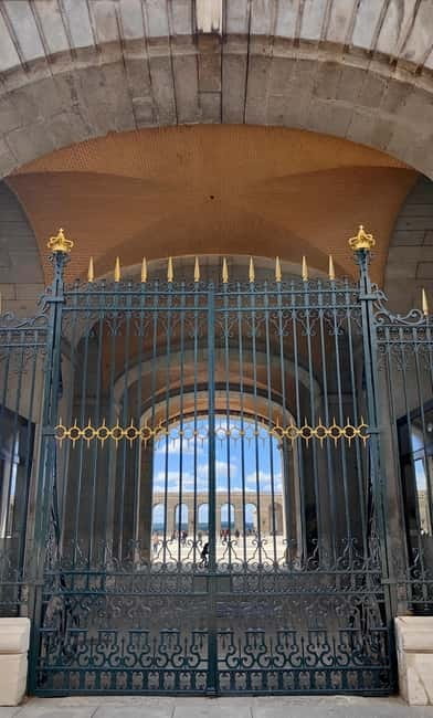 Madrid: Guided tour of the Royal Palace in French - Meeting the guide beside the tourist information kiosk