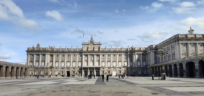 Madrid: Guided tour of the Royal Palace in French - The Throne Room and the palace’s ceremonial side