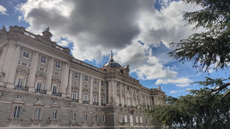 Madrid: Guided tour of the Royal Palace in French - The former smoking room and smaller stories