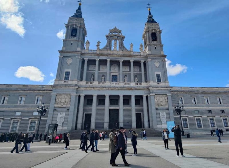 Madrid: Guided tour of the Royal Palace in French - Entering Madrid’s 135,000-square-meter royal residence