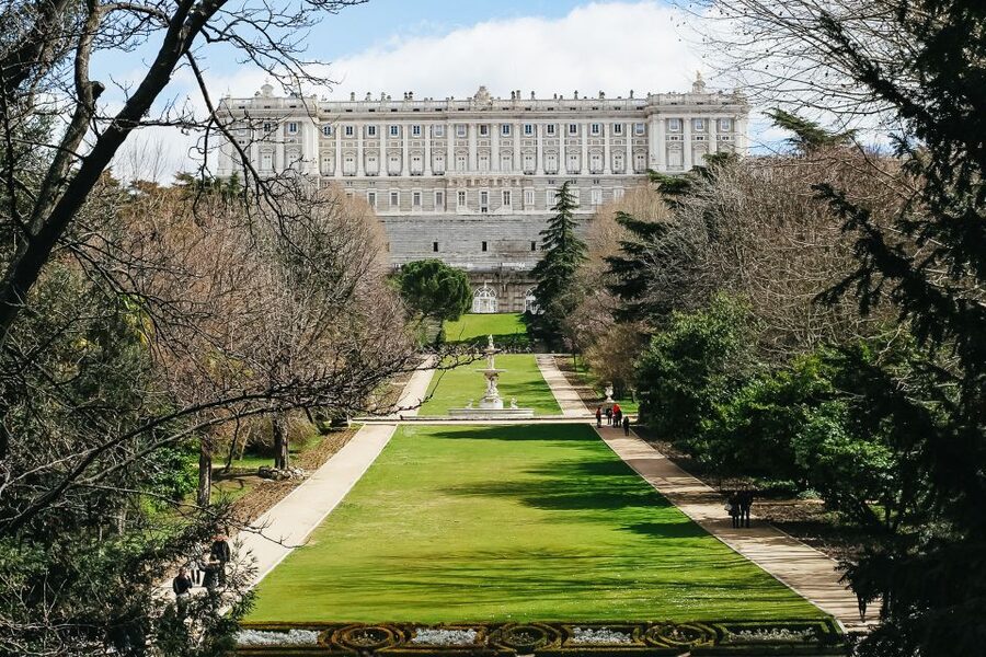 Madrid: Guided Tour of the Royal Palace with Fast Access - What the 90-minute timing feels like