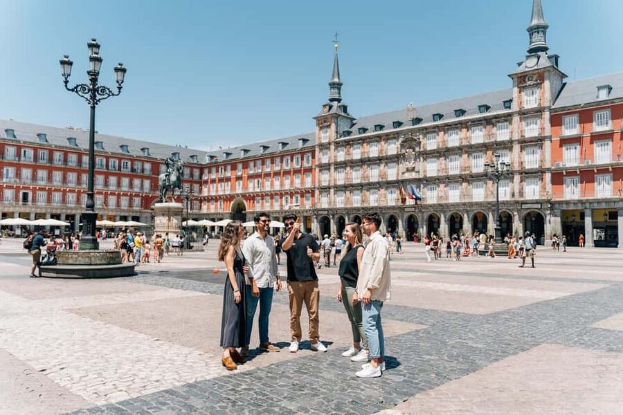 Madrid: Old Town Walking Tour and Royal Palace Private Tour - From street stories to royal rooms