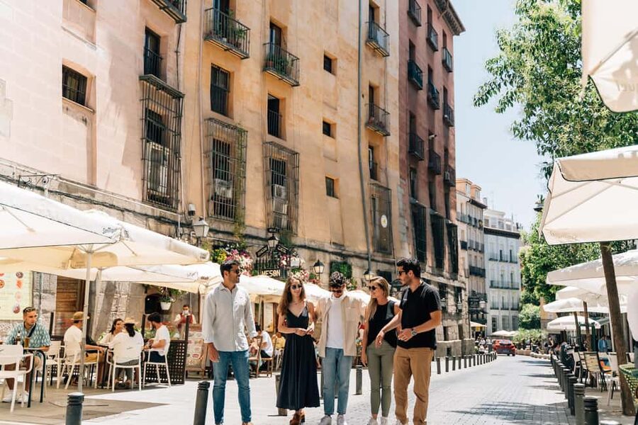 Madrid: Old Town Walking Tour and Royal Palace Private Tour - A closer look at the guide and group size