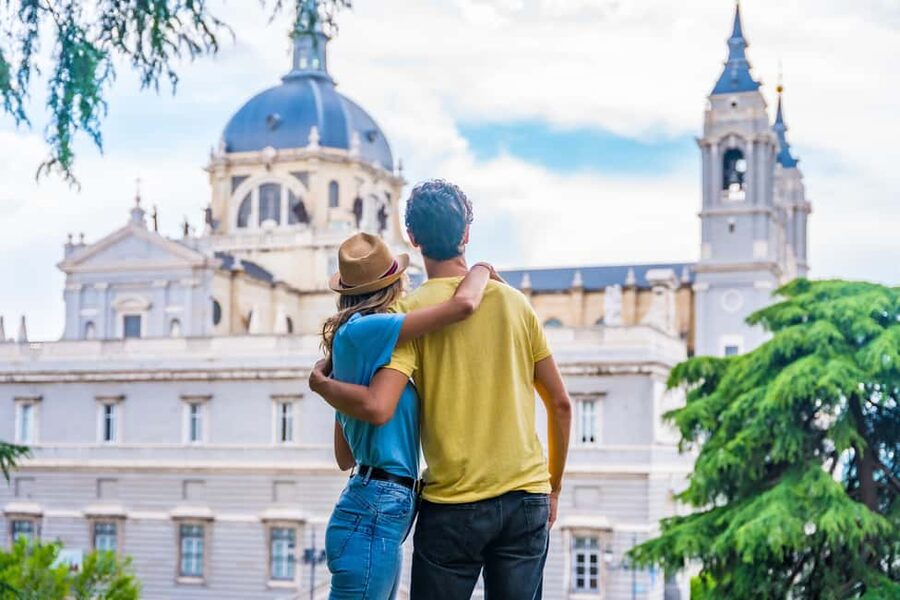 Madrid: Plaza Mayor & Royal Palace Photoshoot - Practical tips for a smoother session