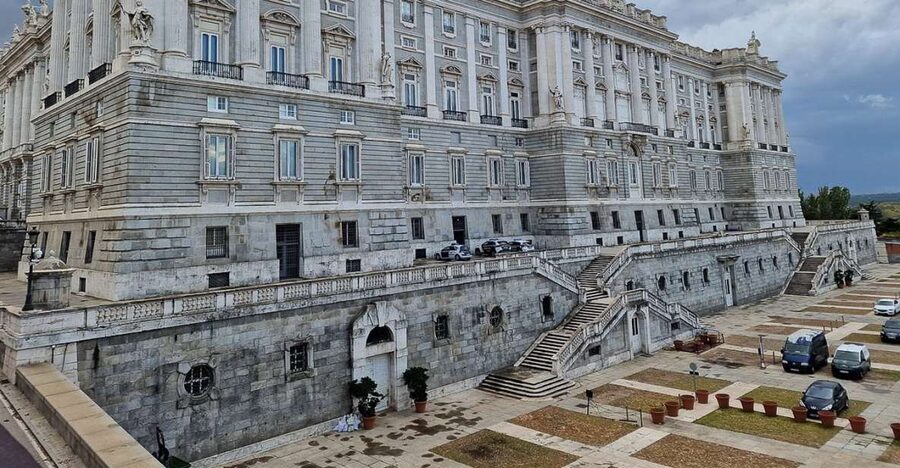 Madrid Private tour: Royal Palace & Cathedral & Old city - Entering the Royal Palace with fast access