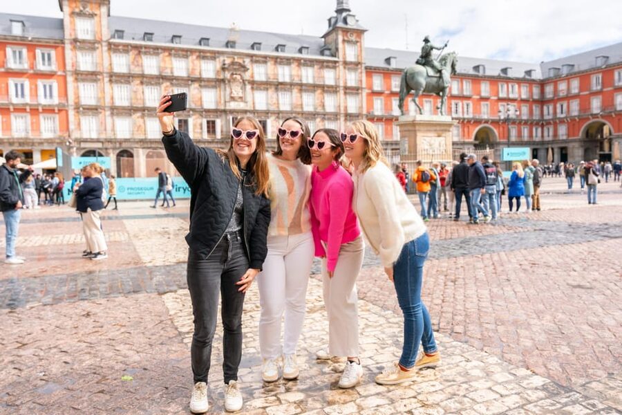 Madrid: Professional photoshoot at The Royal Palace - Photographing the Royal Palace facade