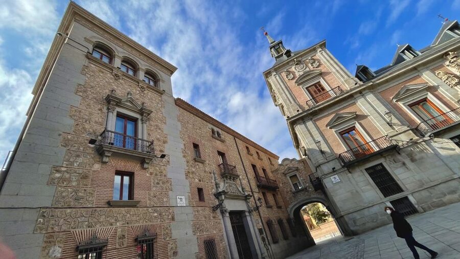 Madrid: Royal Palace Entry Ticket and Small Group Tour - Is this really a small-group tour?