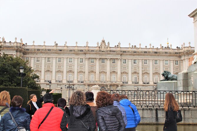 Madrid: Royal Palace Expert Guided Tour with Optional Tapas - The palace interiors: beauty with a brisk pace
