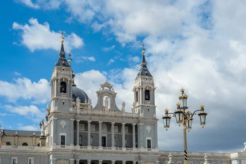 Madrid: Royal Palace Expert Guided Tour with Skip-the-Line - Guides, headphones, and group rhythm