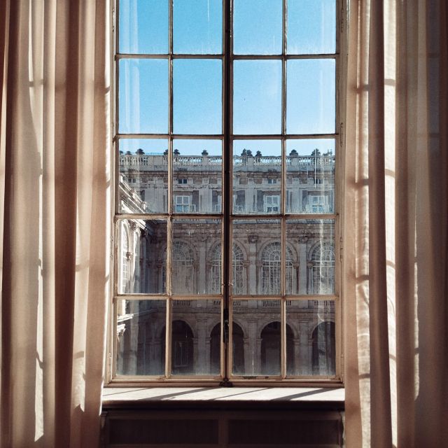 Madrid: Royal Palace Guided Shared Group Tour - Meeting Felipe IV in Plaza de Oriente