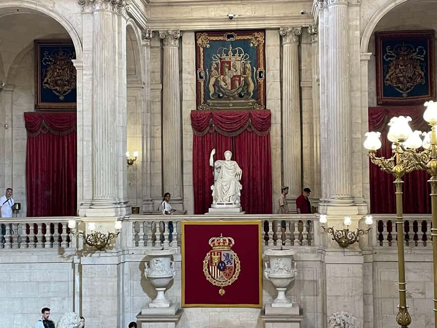 Madrid: Royal Palace Guided Tour with Entry Ticket - How the guiding works in practice